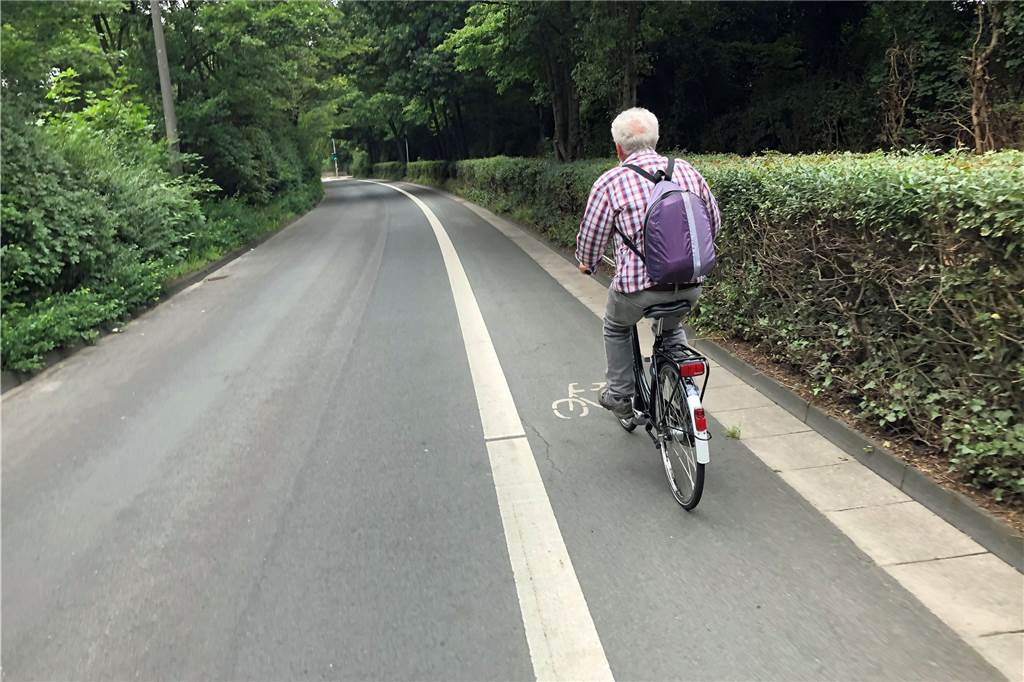 Der neu geschaffene Radstreifen am Hansaring sei eine gute Sache, sagt Winfried Hoch. Er hätte aber ruhig noch etwas breiter ausfallen dürfen.