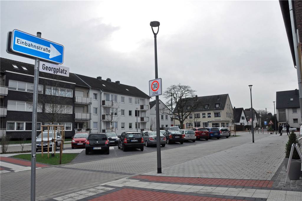 Hardt: Grün, zentral und fahrradfreundlich, aber das Wohnen ist teuer Der neu gestaltete Georgplatz wird am 16. März mit einer kleinen Feier eröffnet. Die breiten Bürgersteige verführen allerdings dazu, dort ordnungswidrig zu parken.