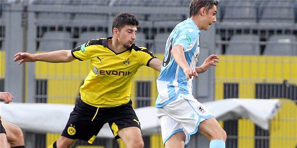Wacker Obercastrop: Sahin ist Neuzugang der Extraklasse Der Neu-Obercastroper Mert Sahin (l) wurde in der Jugend von Borussia Dortmund groß.
