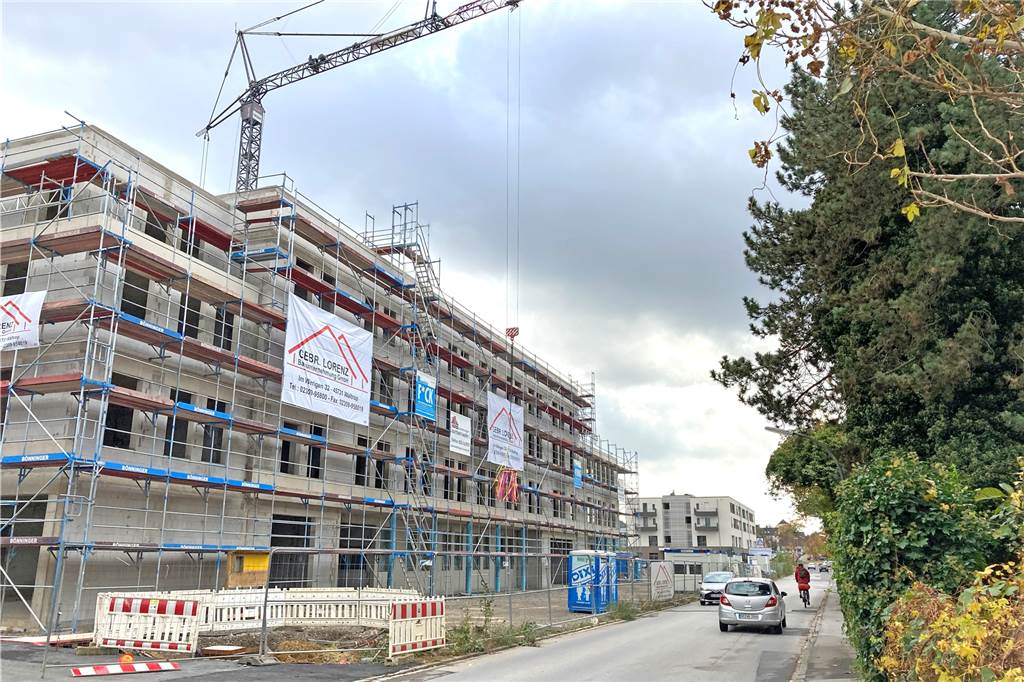 Rohbau für die neue Polizeiwache steht – Richtfest am Luisenglück Der Neubau am Luisenglück steht direkt an der Straße. Auch auf den dahinter liegenden Grundstücken geht es mit den Arbeiten voran - unter anderem entsteht hier das Seniorenheim Weiße Taube.