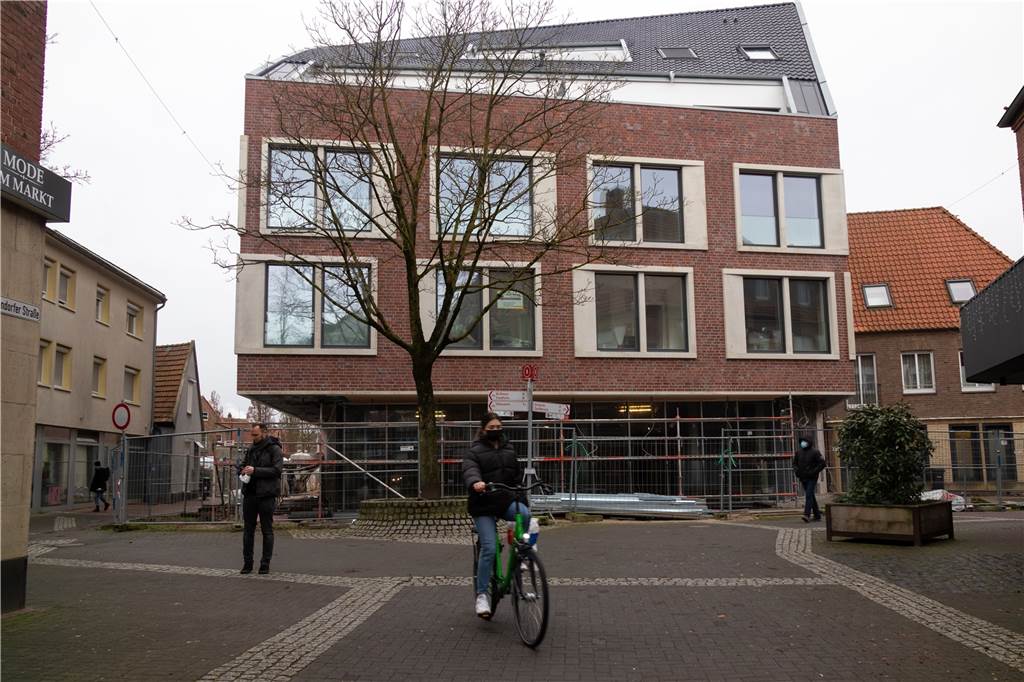 Domhof-Durchfahrt bleibt dicht – was das Café Extrablatt damit zu tun hat Der Neubau am Markt, hier eine Aufnahme aus dem Februar, befindet sich kurz vor der Fertigstellung. Im Erdgeschoss soll das Café Extrablatt einziehen.