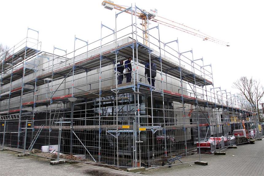 Sporthalle am Berufskolleg wird erst im Herbst fertig Der Neubau der Turnhalle des Freiherr-vom-Stein-Berufskollegs liegt der Kreis im Zeitplan.