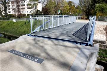 Der Neubau der Unkeler Brücke ist noch nicht freigegeben: Das liegt an der merkwürdigen Kante zwischen dem fertig gepflasterten Weg und dem Stahlgebilde.