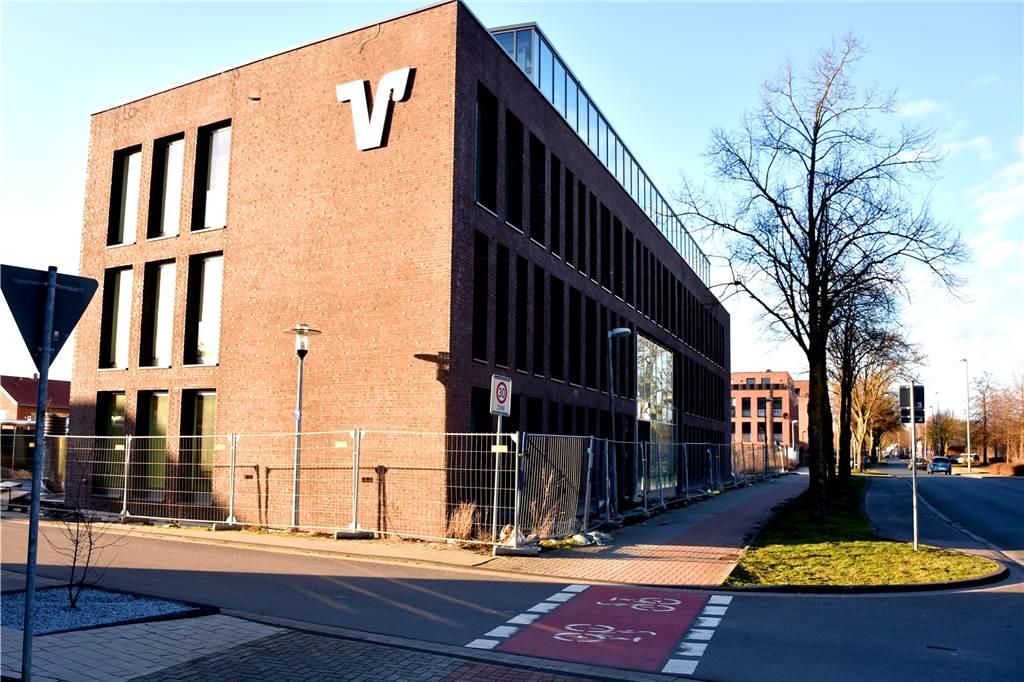 Bleibt Haverkamp-Gebäude stehen? Volksbank sagt noch nichts zur Planung Der Neubau des Beratungsgebäudes der Volksbank Gronau-Ahaus an der Parallelstraße ist fast fertig. Der Einzug verschiebt sich aber auf Ende April – wegen des Coronavirus'. Erst danach sollen die Planungen für die Gebäude in der Innenstadt voran getrieben werden.