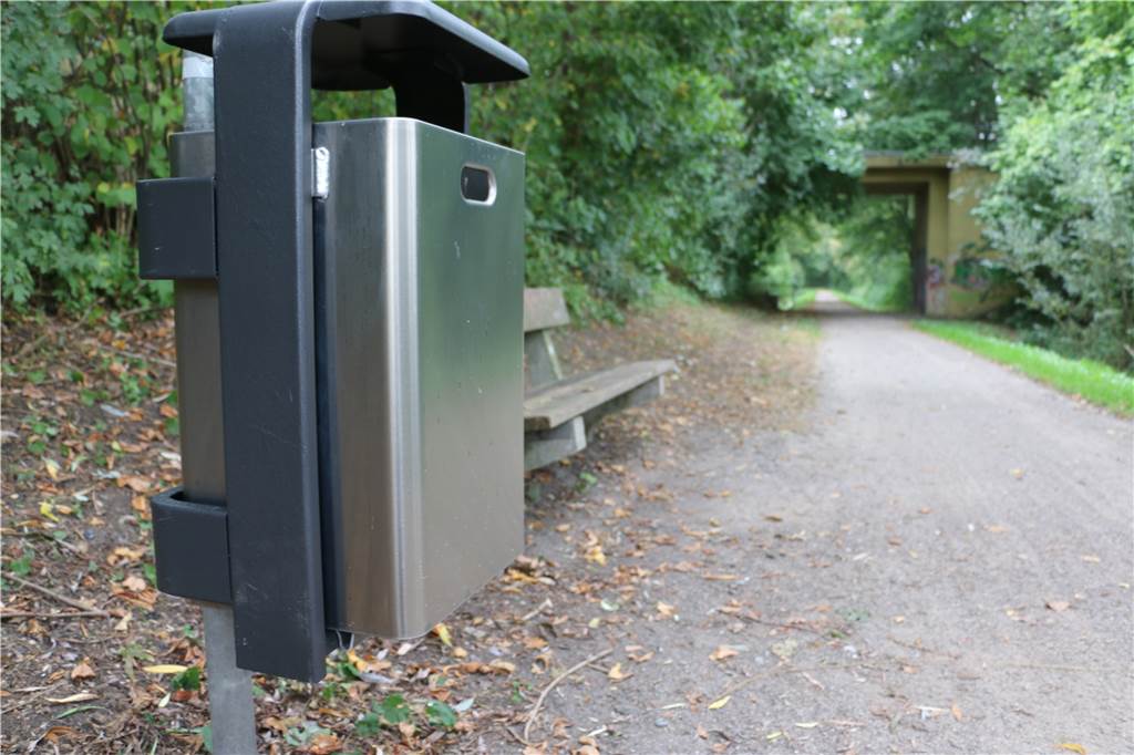 Mann outet sich: Der Plastik-Mülleimer am Radweg ist von mir Der neue Abfallbehälter am Klöcknerbahnweg, der in Kamen auch einfach als Trasse bezeichnet wird.