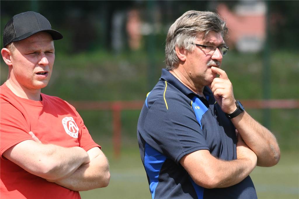 Vor Auftakt: Vereinsvorsitzender stellt Attraktivität der Stadtmeisterschaft in Zweifel Der neue Arminen-Coach Torsten Schreiber (r) muss zeitgleich zum Stadtmeisterschaftsspiel gegen TuS Henrichenburg eine Elf für das Testspiel gegen die SG Hillen aufbieten.