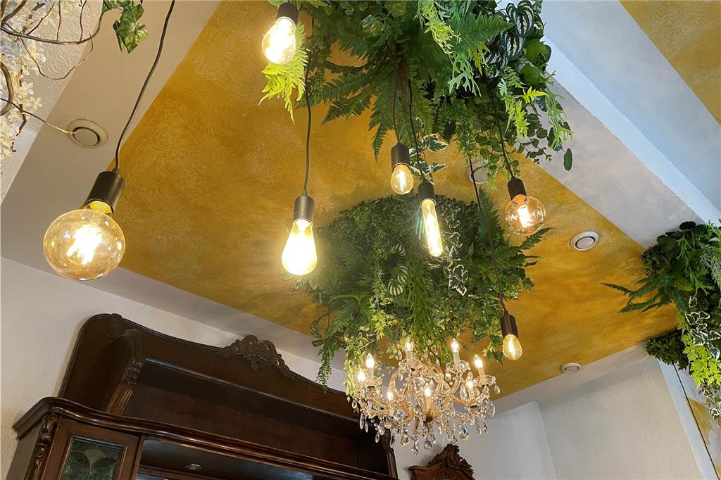Neuer Betreiber im Ex-“Tatort“-Restaurant: Bald eröffnet das „Me‘ger“ Blumen-Dekoration im neuen Restaurant "Meg'er" in Lütgendortmund