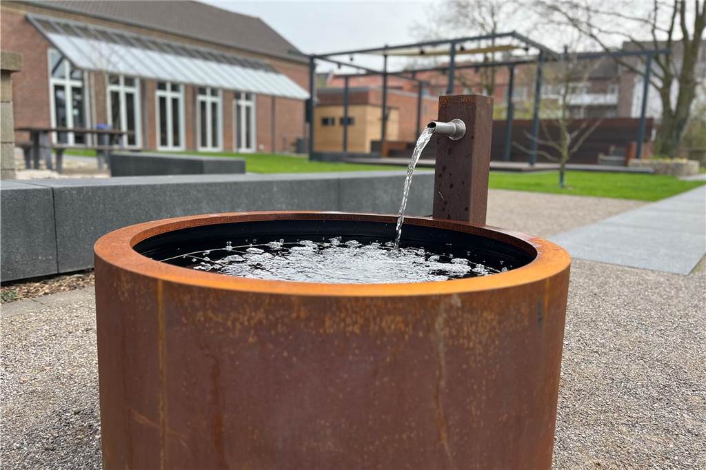 Gottesdienste und Taufen im Freien bei der evangelischen Kirche möglich Brunnen im Gartenpark evangelische Christuskirche Ahaus
