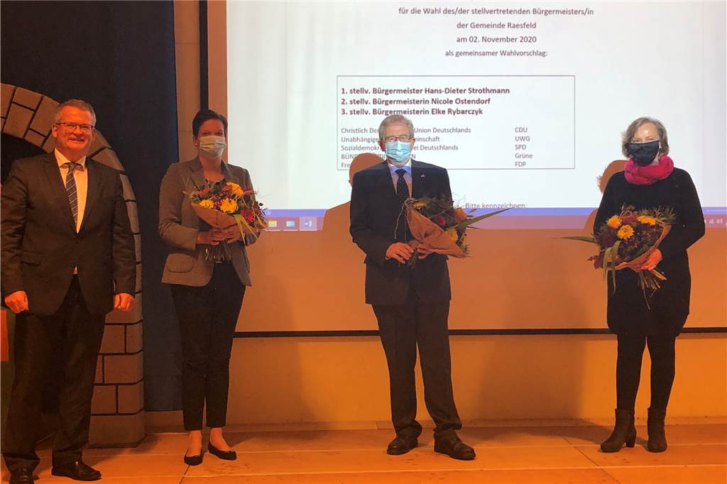 Bürgermeister vereidigt - Fraktionsvorsitzender in Quarantäne Der neue Bürgermeister Martin Tesing (l.) und seine Stellvertreter: Nicole Ostendorf, Heinz-Dieter Strothmann und Elke Rybarczyk (v.l.).