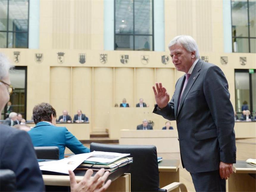 Bundesrat für schärfere Strafen bei rassistischen Verbrechen Der neue Bundesratspräsident, Hessens Ministerpräsident Volker Bouffier. Foto: Rainer Jensen