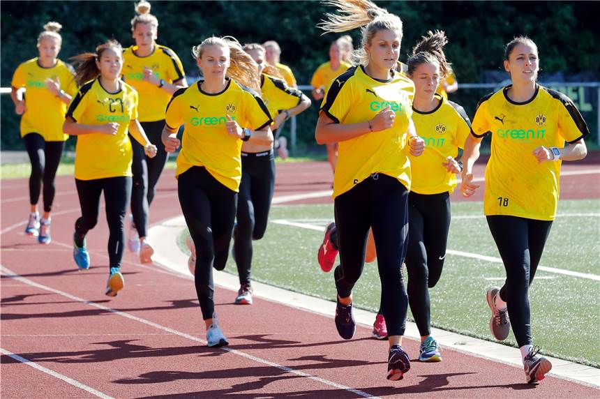 Immer noch keine Halle, aber große Ziele: Wie die BVB-Handballerinnen sich fit machen Der neue BVB-Kader beim Lauftraining in Dortmund-Holzen. Mit ein bisschen Glück kann die Mannschaft am Mittwoch zum ersten Mal in die Halle.