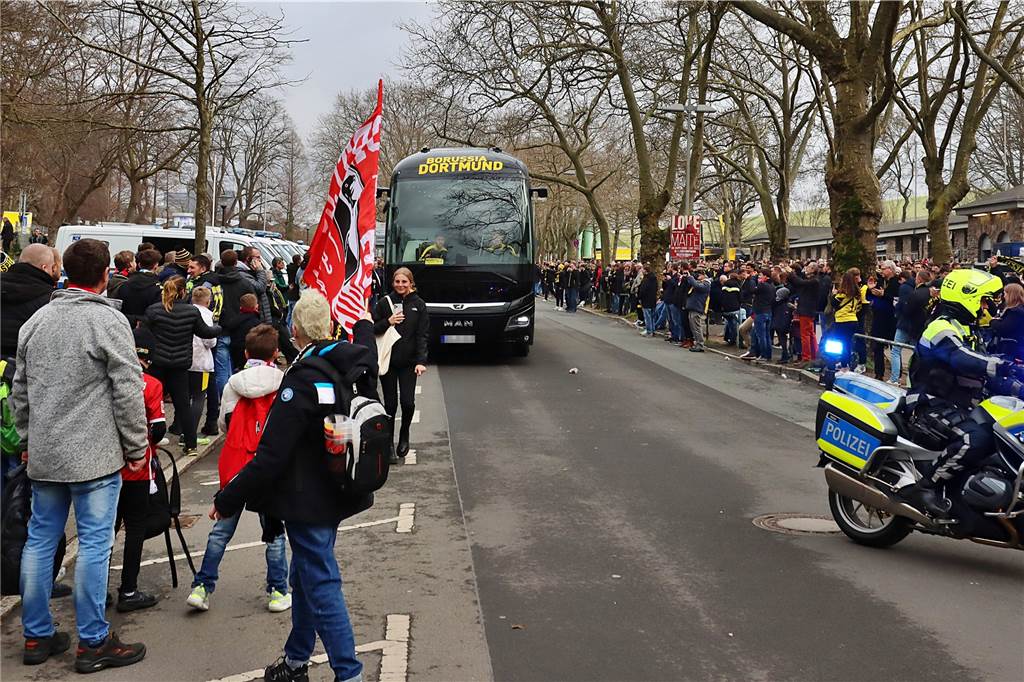 Neuer Dortmunder Mannschaftsbus erstmals im Einsatz: „Heja BVB“ und überdimensionales Logo Der neue BVB-Mannschaftsbus auf dem Weg ins Stadion.