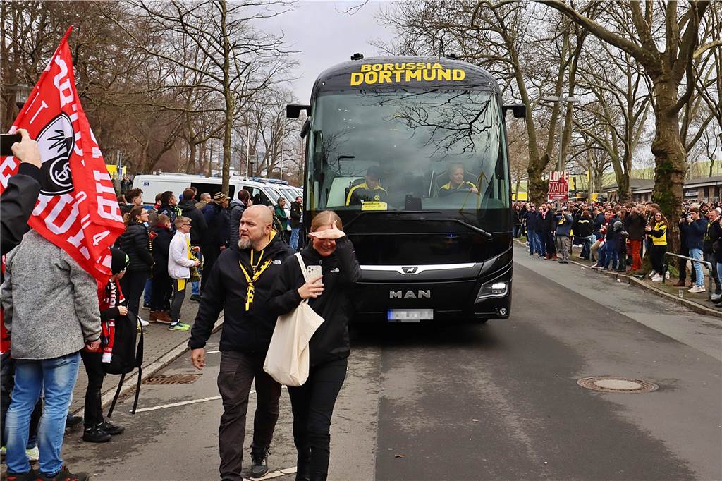 Der neue BVB-Mannschaftsbus auf dem Weg ins Stadion.