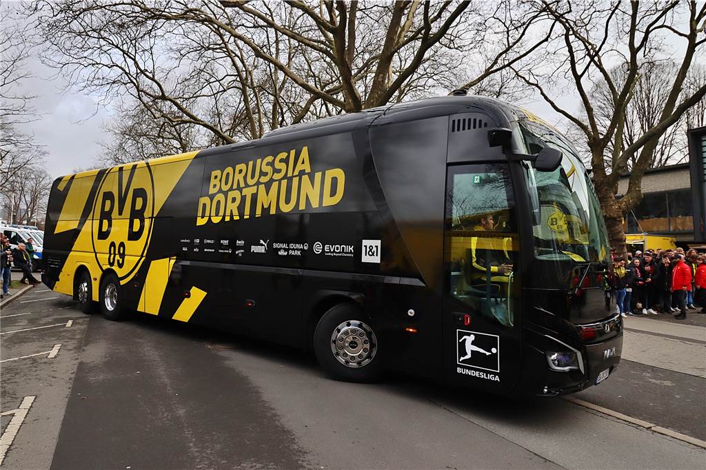 Der neue BVB-Mannschaftsbus auf dem Weg ins Stadion.