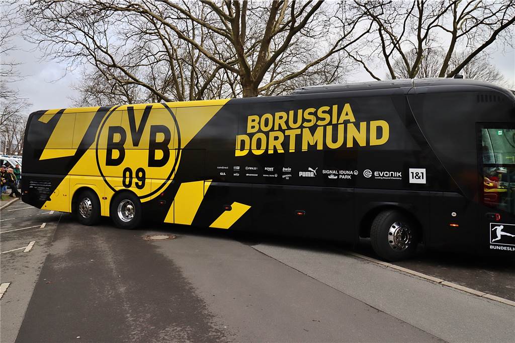 Der neue BVB-Mannschaftsbus auf dem Weg ins Stadion.