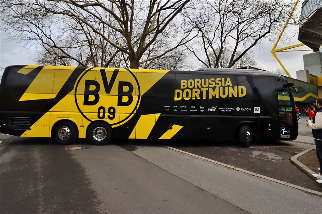 Der neue BVB-Mannschaftsbus auf dem Weg ins Stadion.