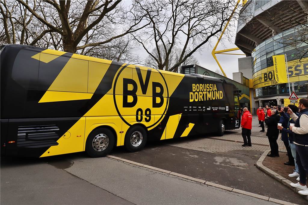Der neue BVB-Mannschaftsbus auf dem Weg ins Stadion.