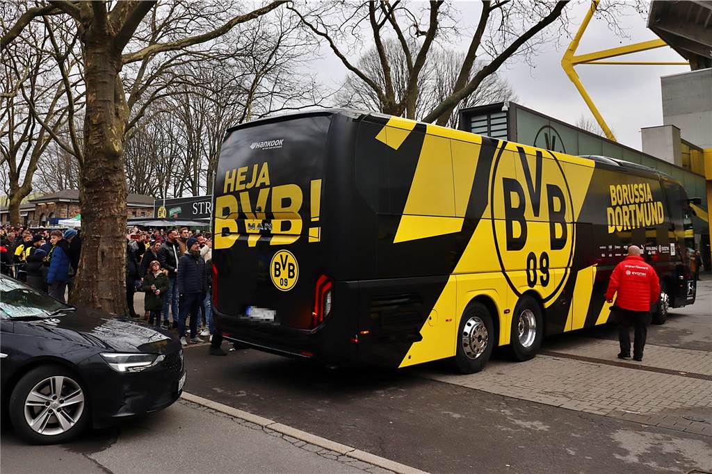 Der neue BVB-Mannschaftsbus auf dem Weg ins Stadion.