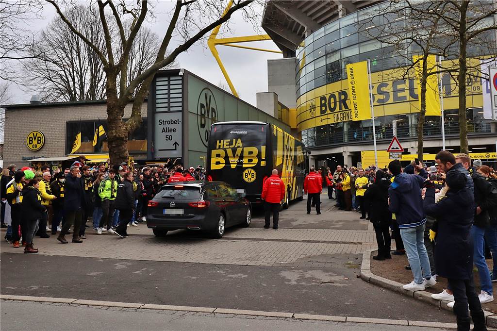Der neue BVB-Mannschaftsbus auf dem Weg ins Stadion.