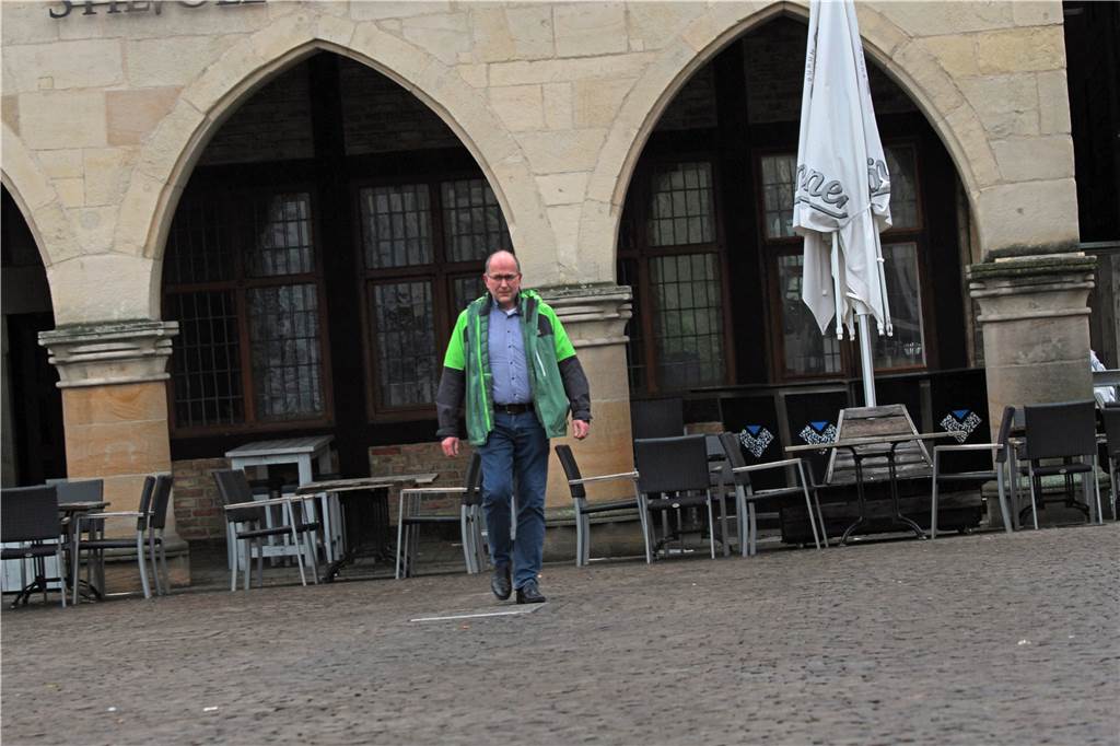 Ein Mann geht über den Marktplatz in Werne.