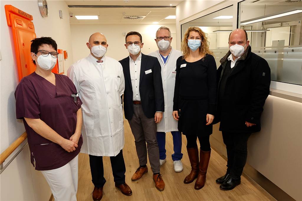 Neuer Chefarzt im Krankenhaus: Yousseff Benali folgt Dieter Metzner Der neue Chefarzt Dr. Yousseff Benali (2.v.l.) auf Visite in der Station 5b von Stationsleiterin Katja Griesbach (l., mit Krankenhausleiter Julian Löhe, Ärztlichem Direktor Marcus Rottmann, Pflegedienstleiterin Stefanie Vollstädt und Klinikum-Geschäftsführer Michael Kleinschmidt)