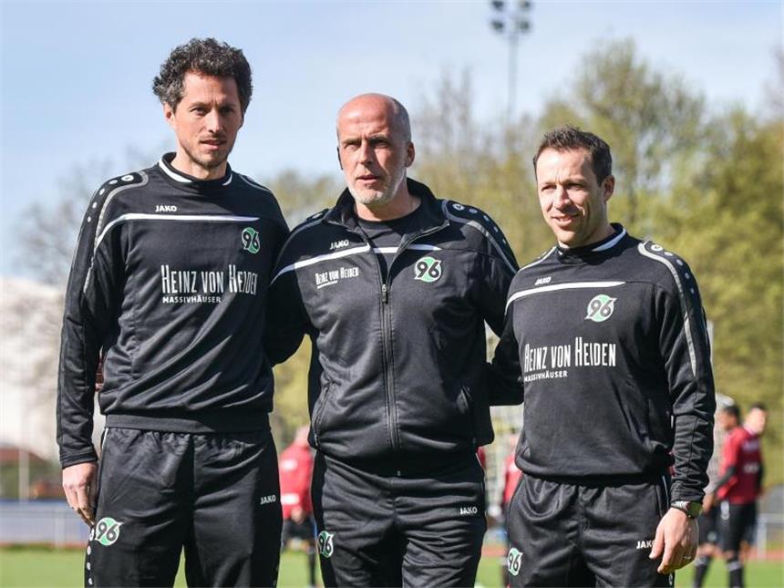 Frontzecks ungewöhnlicher Fünf-Spiele-Auftrag ohne Option Der neue Cheftrainer Michael Frontzeck (M.) mit seinen Assistenten Jan-Moritz Lichte (l) und Steven Cherundolo. Foto: Ole Spata