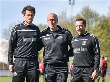 Der neue Cheftrainer Michael Frontzeck (M.) mit seinen Assistenten Jan-Moritz Lichte (l) und Steven Cherundolo. Foto: Ole Spata
