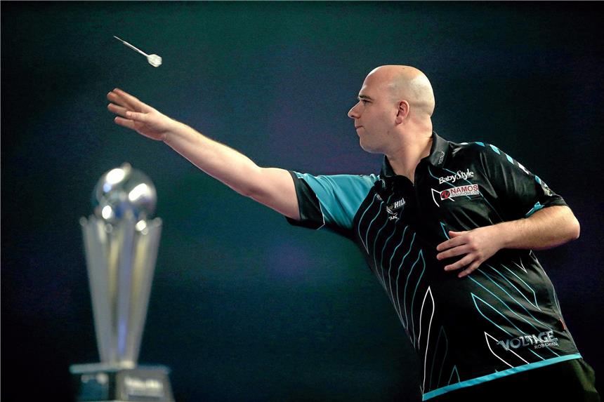 Taylor verliert gegen neuen Darts-Weltmeister Cross Der neue Darts-Weltmeister Rob Cross wirft während eines Matches einen Dart in Richtung der Scheibe.