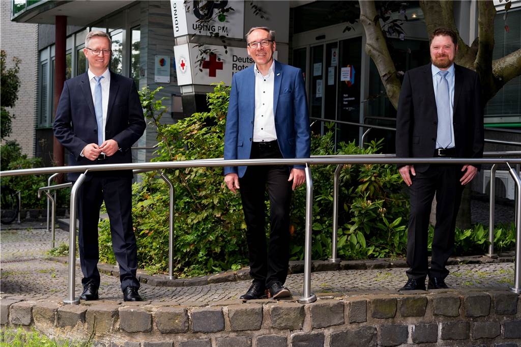 DRK Lünen weist Vorwurf zurück: Keine Sachspenden „verschimmelt“ Der neue DRK-Geschäftsführer Daniel Wilms (r.), hier bei der Staffelübergabe von seinem Vorgänger Matthias Stiller (l.), bei dem auch Andreas Zaremba, Vorsitzender des Präsidiums des DRK Kreisverbandes Lünen, dabei war.
