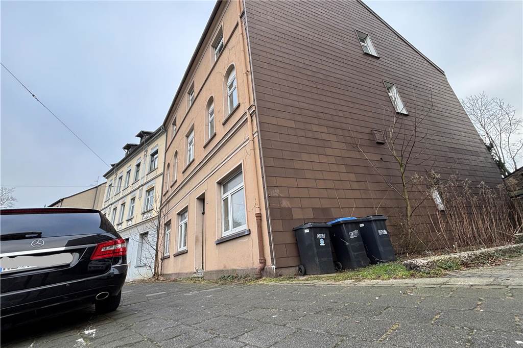 Zwangsversteigerung: Sechs-Familien-Haus hat neuen Eigentümer Das Haus Altstandring 145 aus der Froschperspektive.