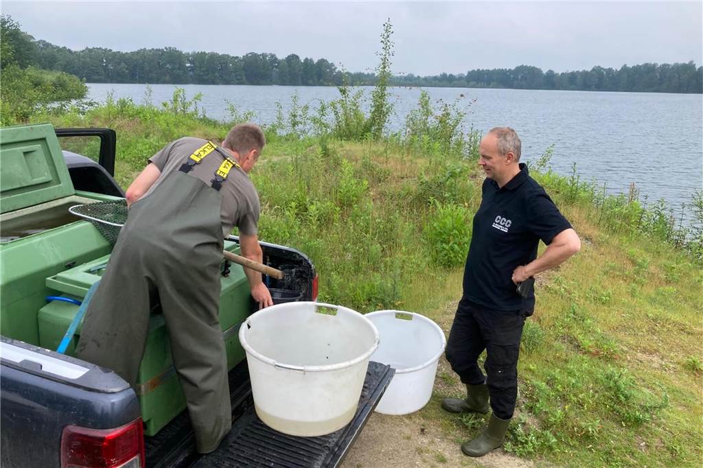 Neuer Fischbesatz für Dinkel und Strönfeldsee mit Weitblick Angler an einem See
