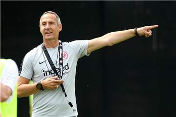 Der neue Frankfurter Trainer Adi Hütter gibt seinen Spielern Anweisungen. Den Test gegen SPAL Ferrara verlor die Eintracht. Foto: H. Bratic