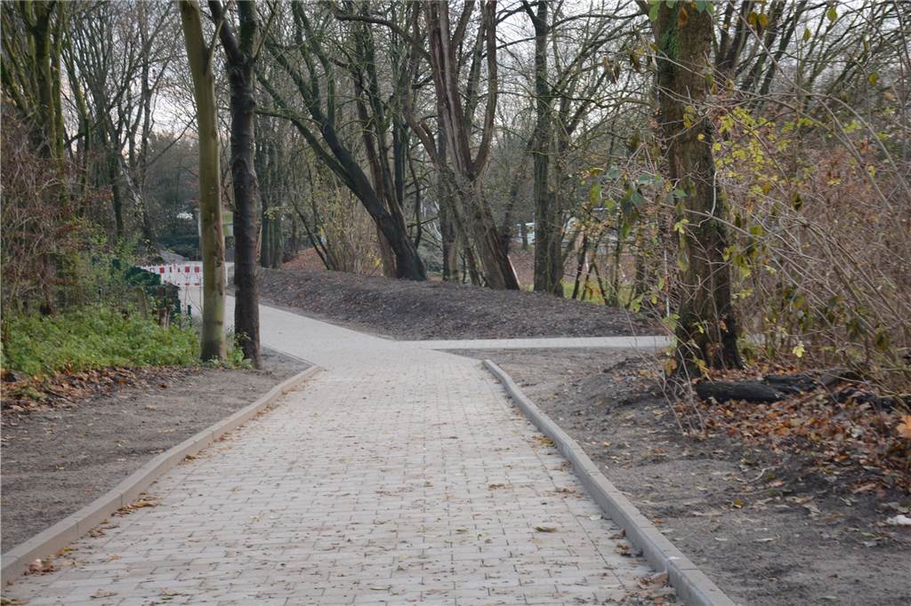 Was sich hinter den Zick-Zack-Bauarbeiten nahe der Altstadt verbirgt Der neue Gehweg vom St. Agatha-Kindergarten (Westwall) zum Kanal entlang des Finkennest-Areals ist fertig, aber wird erst nach Weihnachten eröffnet.