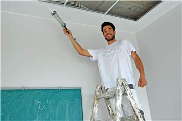 Der neue Geselle Mohamad Mehibi muss direkt mit anpacken. Der 24-Jährige ist aus Afghanistan geflüchtet und hat in Nienborg ein neues Zuhause und eine Arbeitsstelle gefunden. 