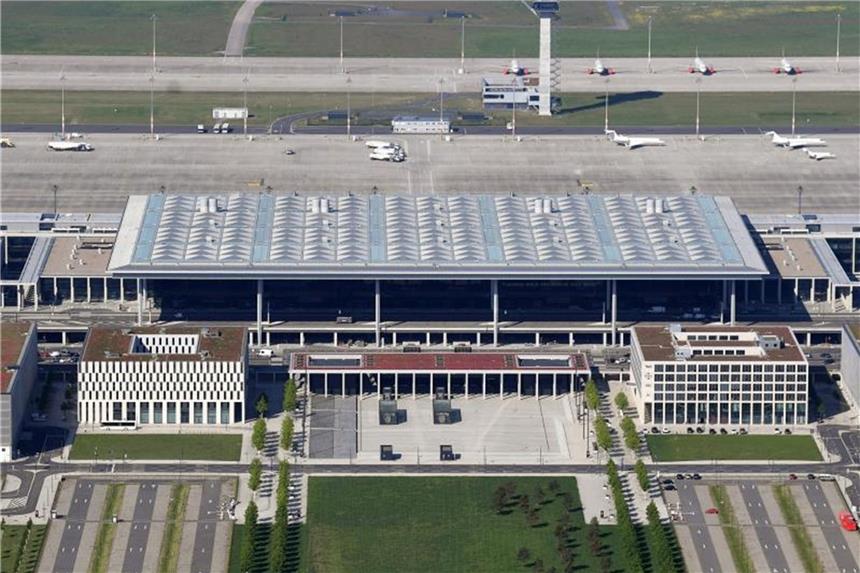 Betreiber: BER öffnet nur mit Zentralterminal Der neue Hauptstadtflughafen BER, aufgenommen am 19.05.2017 in Schönefeld. Der neue Hauptstadtflughafen BER soll nicht mit einem Nebengebäude eröffnet werden. Foto: Ralf Hirschberger