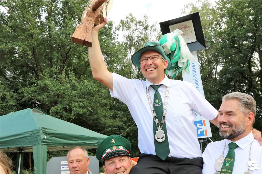 Ein Jahr und seine Bilder: Was hat uns in Haltern 2022 beschäftigt? Der neue Kaiser Willi Böntert aus Lippramsdorf mit den Resten des Vogels