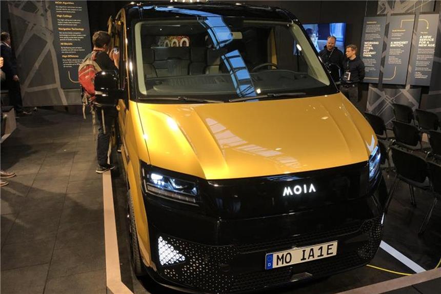 Volkswagen-Tochter Moia stellt Elektro-Minibus vor Der neue Kleinbus der Volkswagen-Tochter Moia bis zu sechs Fahrgästen Platz. Sein Antrieb ist elektrisch. Foto: Christoph Dernbach/dpa