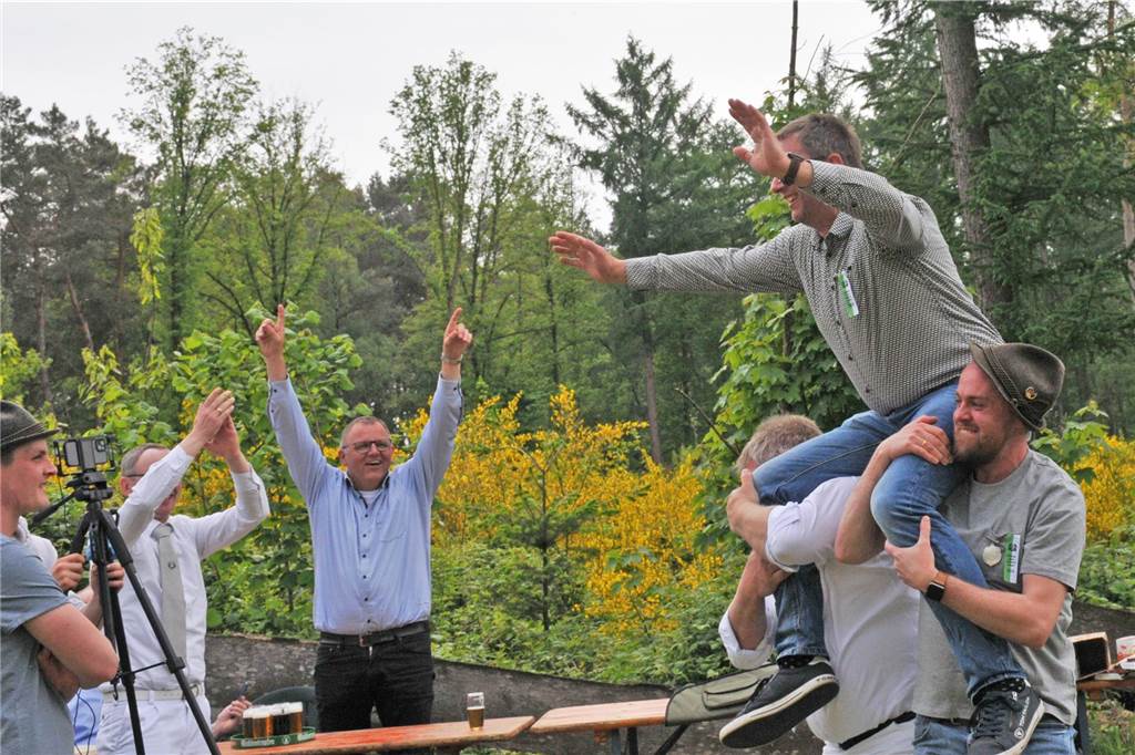 Jubelnde Menschen nach erfolgtem Königsschuss