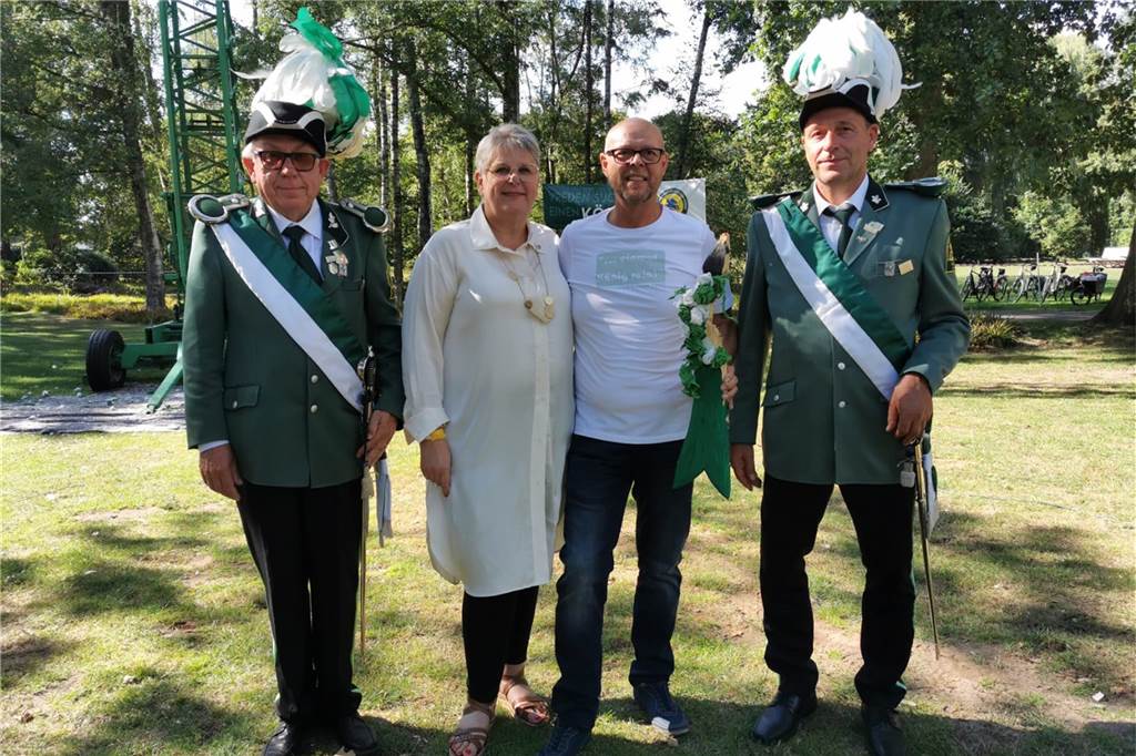 Der neue König Olaf Helmer mit seiner Königin Ute Wiencke. 