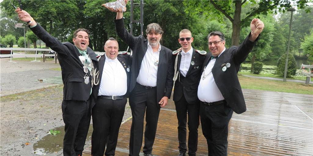 Harry Daunheimer ist der fünfte Kaiser der Schermbecker Kiliangilde Der neue König Scott Michael Larocca und der Königsadjutant Pascal Lubnau gratulierten dem neuen Kaiser Harry Daunheimer ebenso wie Oberstadjutant Tim Besten und der Kilian-Präsident Ralf Daunheimer (v.l.).