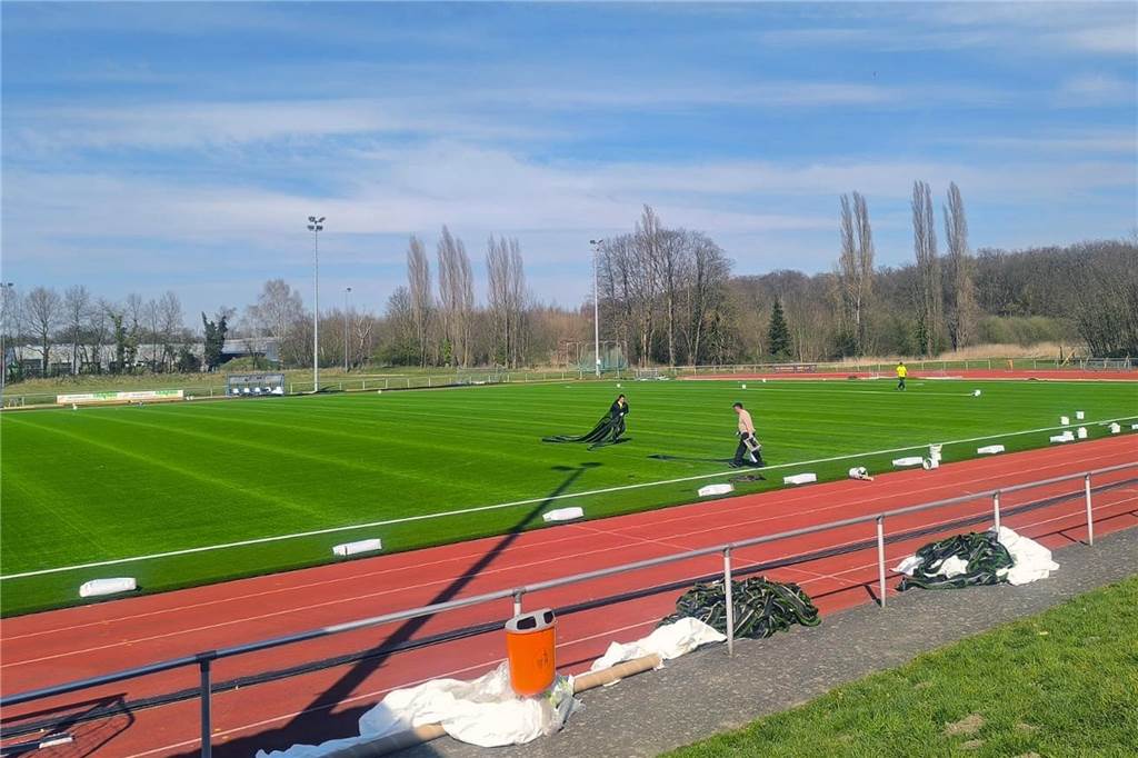 Kunstrasen des VfB Westhofen liegt schon fast komplett : Spielfeld wird fünf Meter kürzer Ein Blick auf den neuen Kunstrasen.