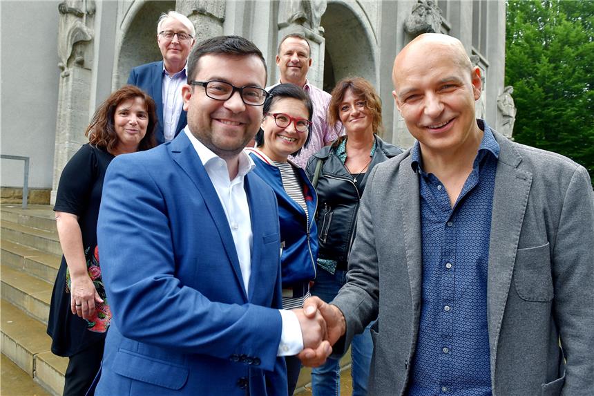 Ein neues Team für ein bewährtes Format Der neue Leiter des Kulturbüros Holger Ehrich (r.) und sein Team wurde nun offiziell vorgestellt von Bürgermeister Dimitrios Axourgos.