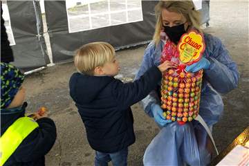 Der neue Lolli-Ständer am Gahlener Testzentrum von Birgit Tersek kam bei den Zwillingen Thilo (l.) und Matthis gut an. Gespendet hatte die Lollis der Heimatverein Gahlen.