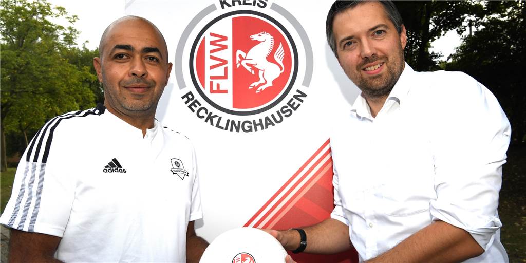 Schiedsrichter und Gastronom - das ist der neue Vereinsassistent im Fußballkreis Der neue Mann: Karim Bouharrou (49/links) wird vom Kreisvorsitzenden Dominik Lasarz als neuer Vereinsassistent im Kreis vorgestellt.