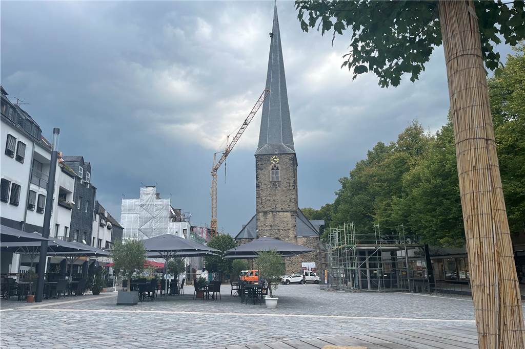 Marktplatz eröffnet - Umfrage: So gefällt den Schwertern das Ergebnis Der neue Marktplatz mit St.Viktor im Hintergrund.