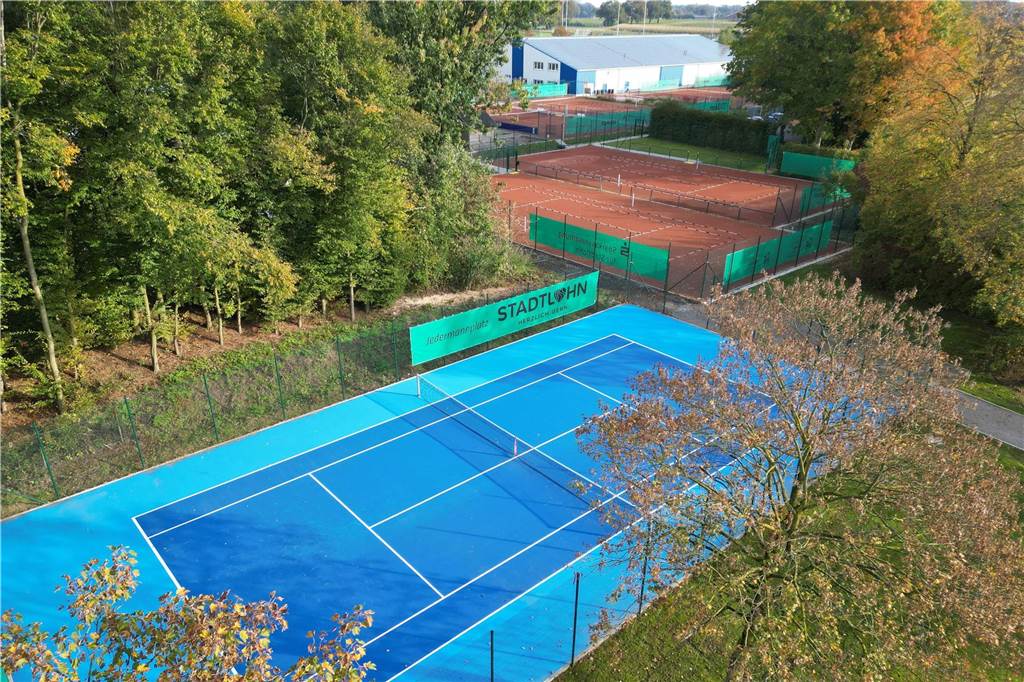 Tennis für jedermann: Moderner Platz offiziell freigegeben Drohnenaufnahme von einer Tennisanlage