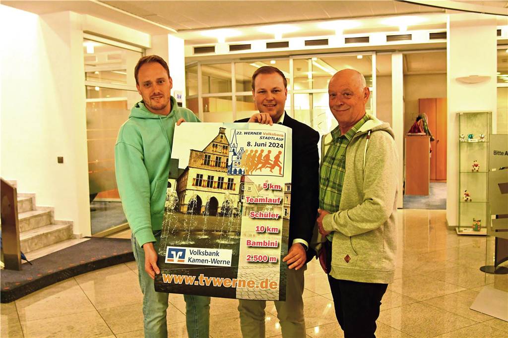 22. Werner Stadtlauf mit neuem „Mr. Stadtlauf“ Der neue "Mr. Stadtlauf" Jan Degenhardt (l.) übernimmt in diesem Jahr erstmals das Amt von Dirk Böhle (r.). Der Stadtlauf findet wieder in Zusammenarbeit zwischen dem TV Werne und der Volksbank, hier Philipp Gärtner, statt.