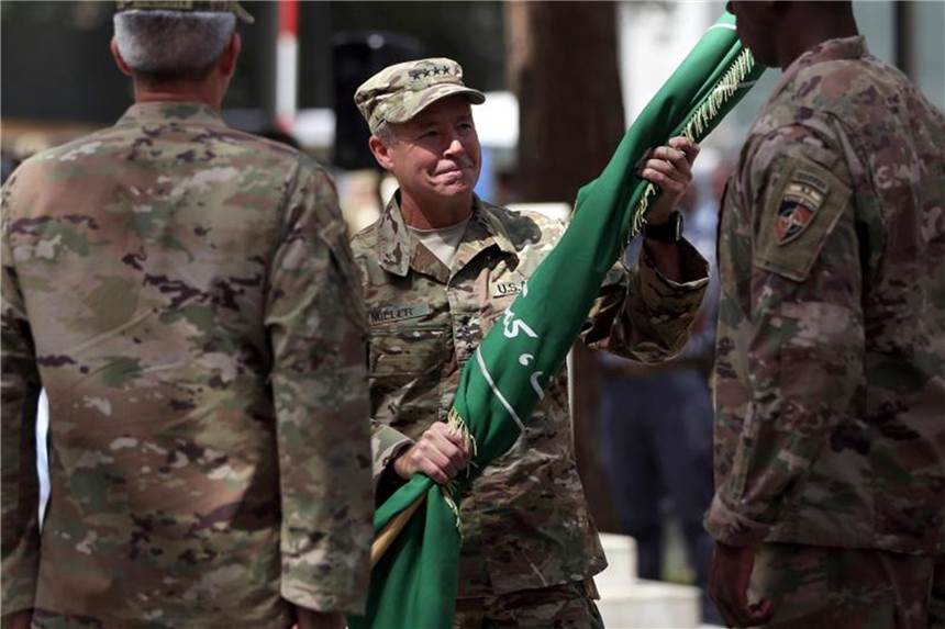 Neuer Nato-Oberbefehlshaber in Afghanistan Der neue Oberbefehlshaber erhält während der Führungswechselzeremonie die Flagge der Nato-Mission „Resolute Support“. Foto: Massoud Hossaini/AP