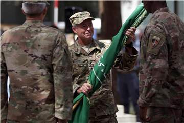 Der neue Oberbefehlshaber erhält während der Führungswechselzeremonie die Flagge der Nato-Mission „Resolute Support“. Foto: Massoud Hossaini/AP