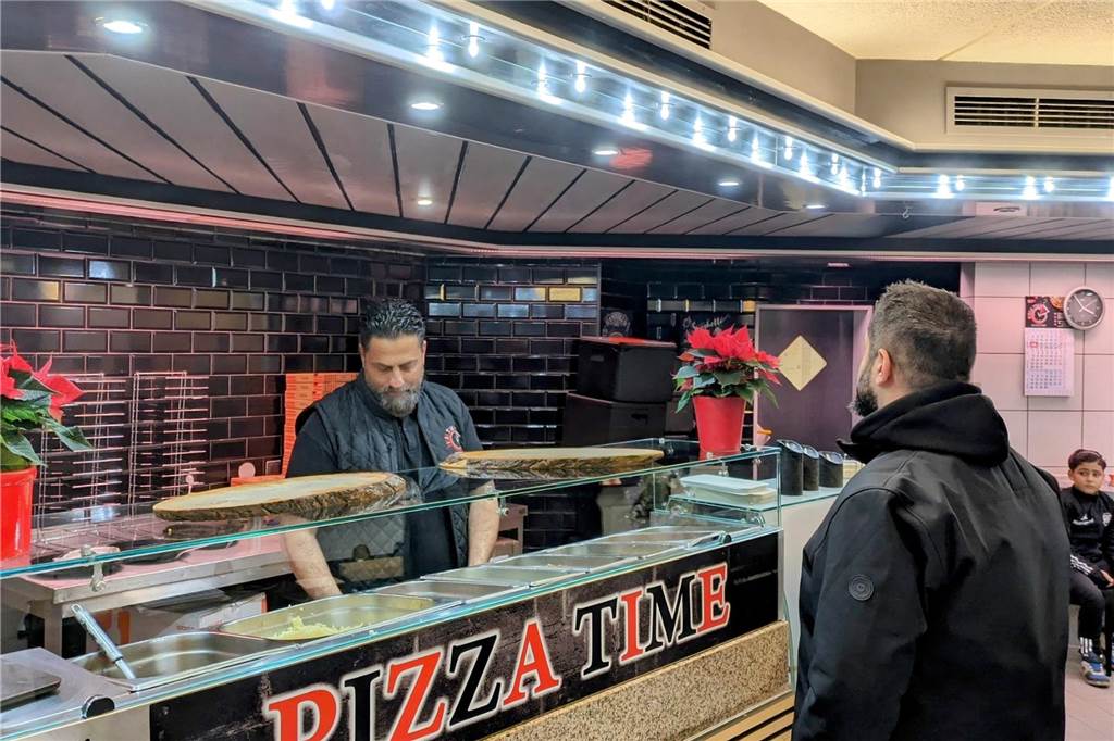 Pizza-Dienst in Hervester Einkaufsstraße ist umgezogen Der neue Pächter hat das Lokal komplett umgebaut.